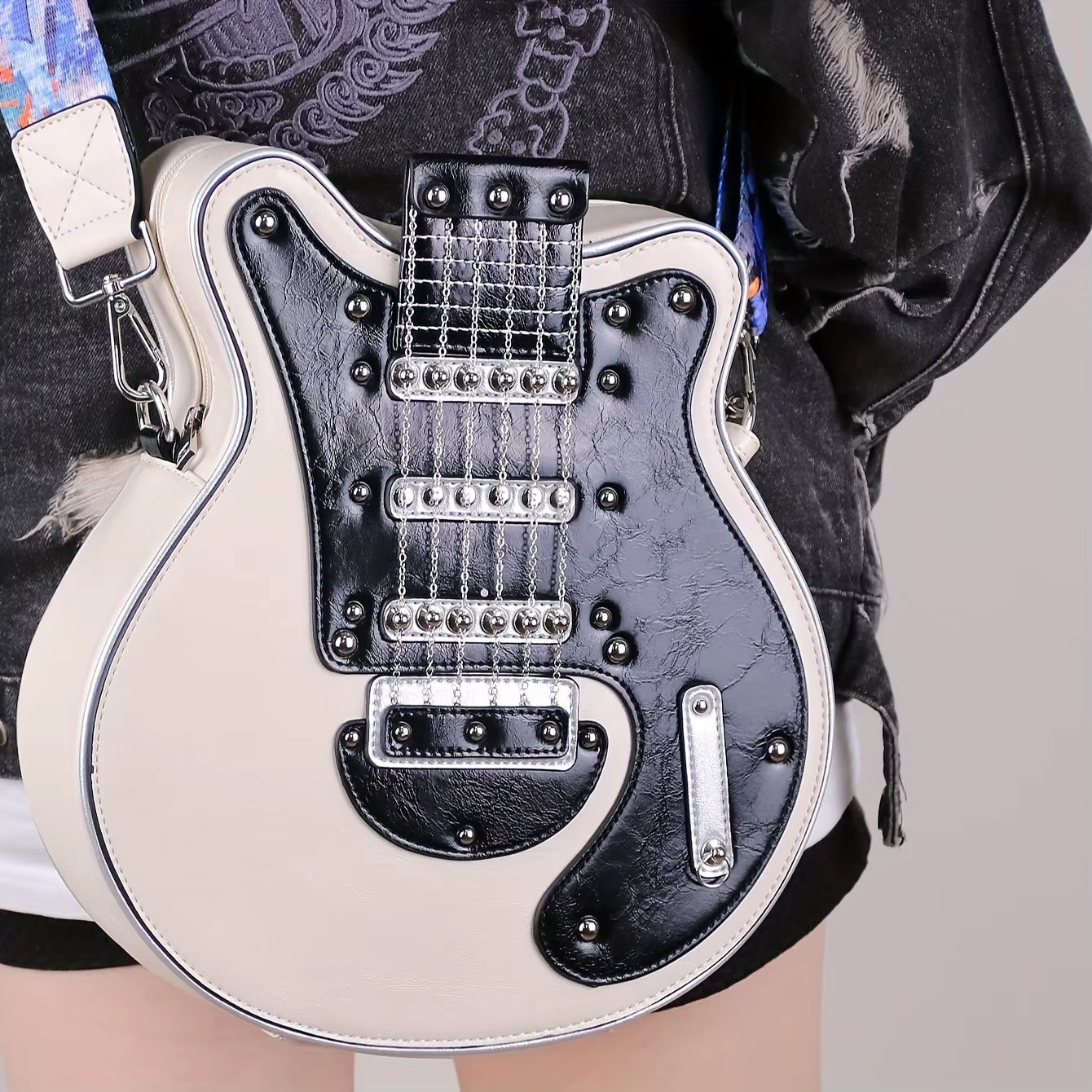 Bolso cruzado Y2K 2024 con forma de guitarra y remaches. Estilo único, moderno y perfecto para destacar.