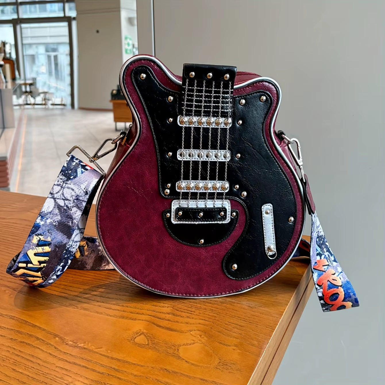 Bolso cruzado Y2K 2024 con forma de guitarra y remaches. Estilo único, moderno y perfecto para destacar.