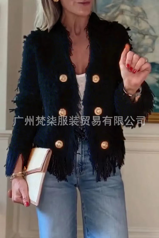 Chaqueta corta elegante con botones metálicos. Estilo moderno y perfecto para looks de otoño 2025.