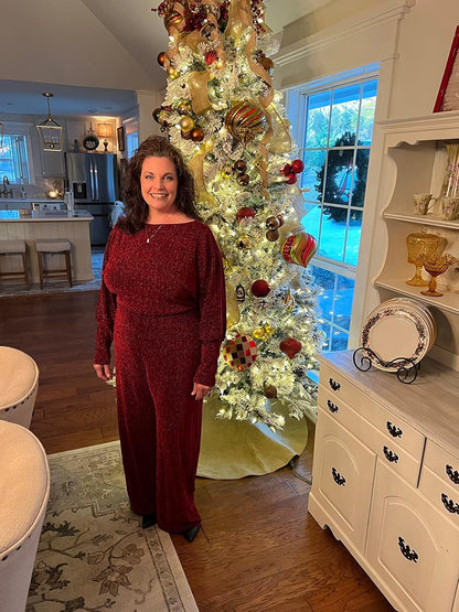 Elegante, de talla plus, con hombros descubiertos, mangas largas y pantalones de pierna ancha. Perfecto para club o fiestas. Color vino tinto, ideal para brillar y destacar.