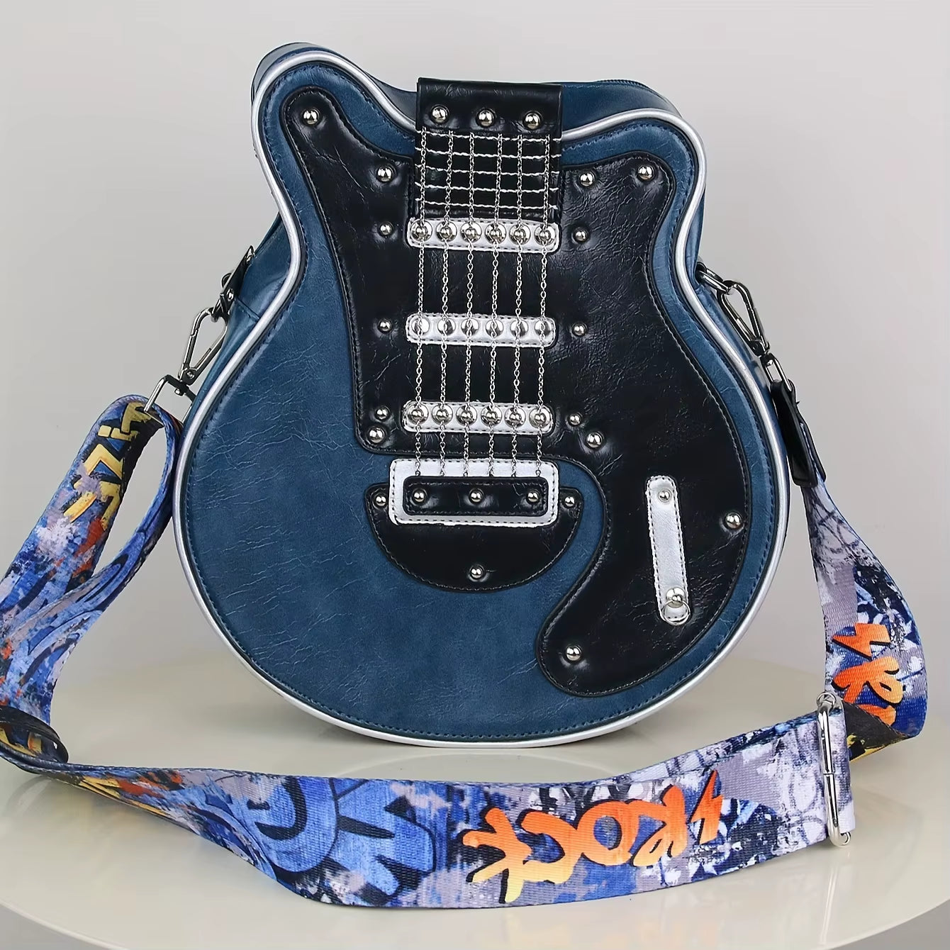 Bolso cruzado Y2K 2024 con forma de guitarra y remaches. Estilo único, moderno y perfecto para destacar.