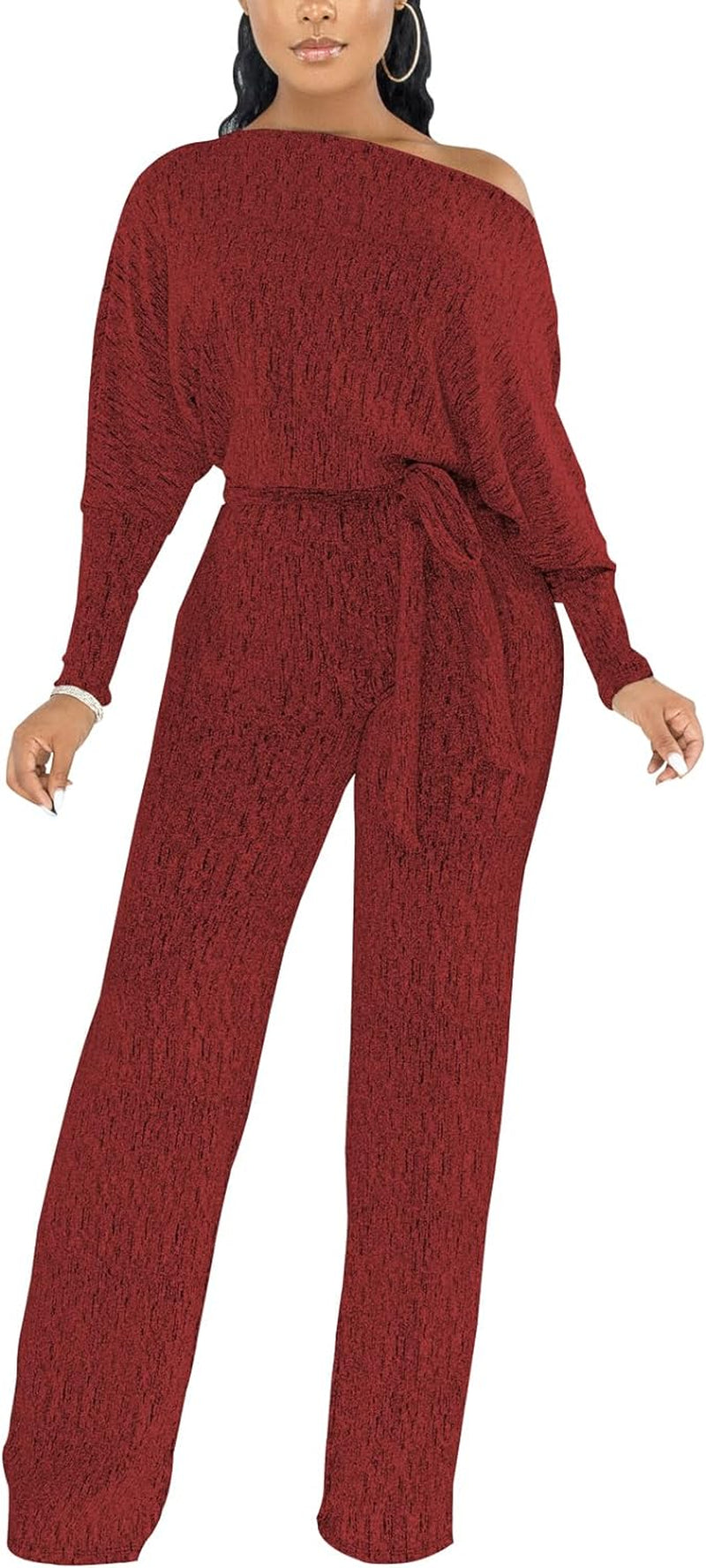 Elegante, de talla plus, con hombros descubiertos, mangas largas y pantalones de pierna ancha. Perfecto para club o fiestas. Color vino tinto, ideal para brillar y destacar.