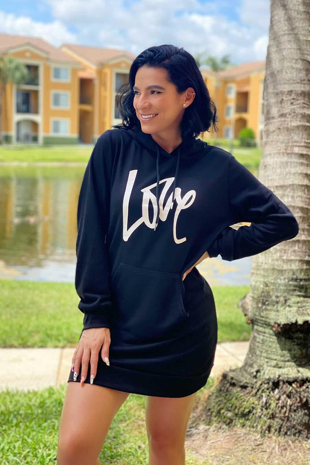 Vestido sudadera para mujer con capucha, ligero, manga larga y cordón. Moda otoño y estilo casual cómodo.