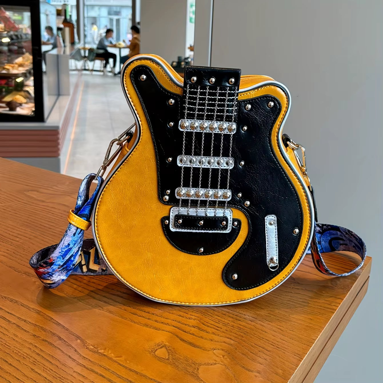 Bolso cruzado Y2K 2024 con forma de guitarra y remaches. Estilo único, moderno y perfecto para destacar.