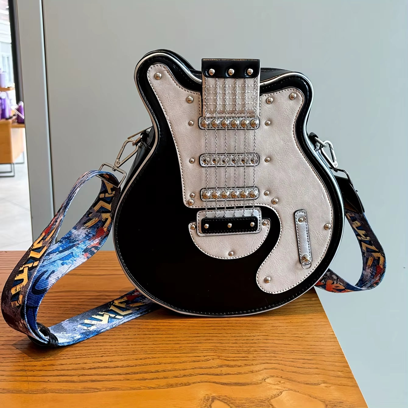 Bolso cruzado Y2K 2024 con forma de guitarra y remaches. Estilo único, moderno y perfecto para destacar.