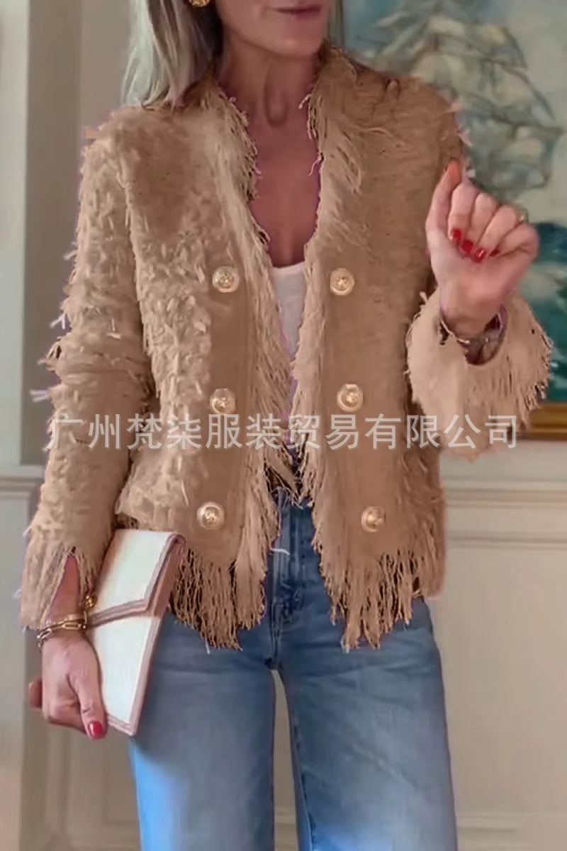 Chaqueta corta elegante con botones metálicos. Estilo moderno y perfecto para looks de otoño 2025.