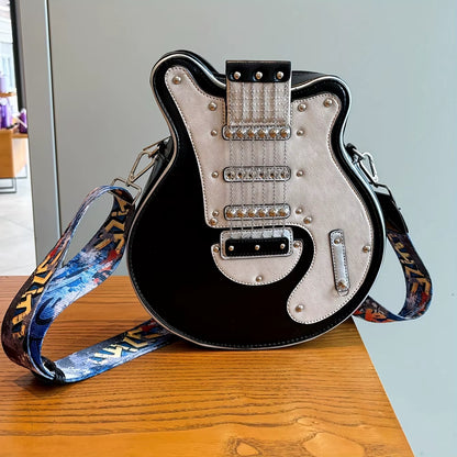 Bolso cruzado Y2K 2024 con forma de guitarra y remaches. Estilo único, moderno y perfecto para destacar.