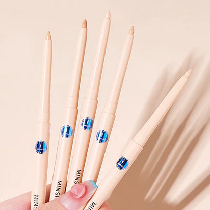 Corrector en barra de alta cobertura, resistente al agua, ideal para disimular manchas y contornear con precisión.